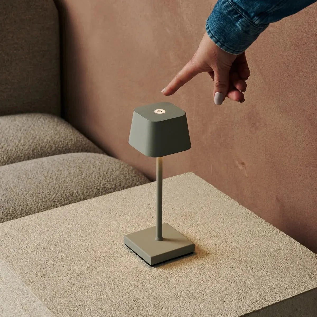 Wireless Table Lamp With Adjustable Dimming And Rechargeable Battery