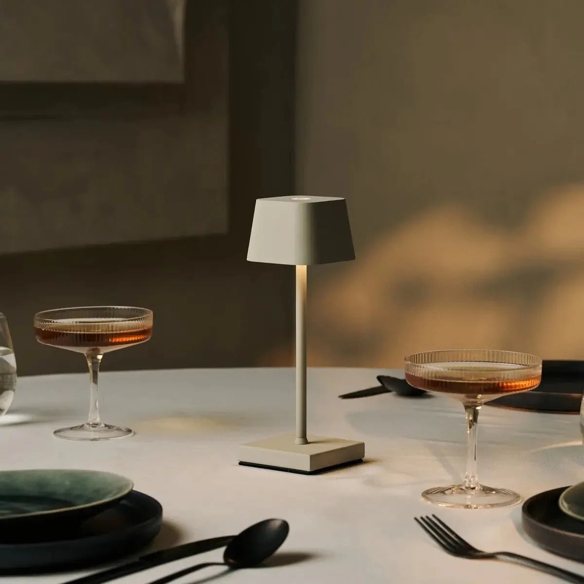 Wireless Table Lamp With Adjustable Dimming And Rechargeable Battery