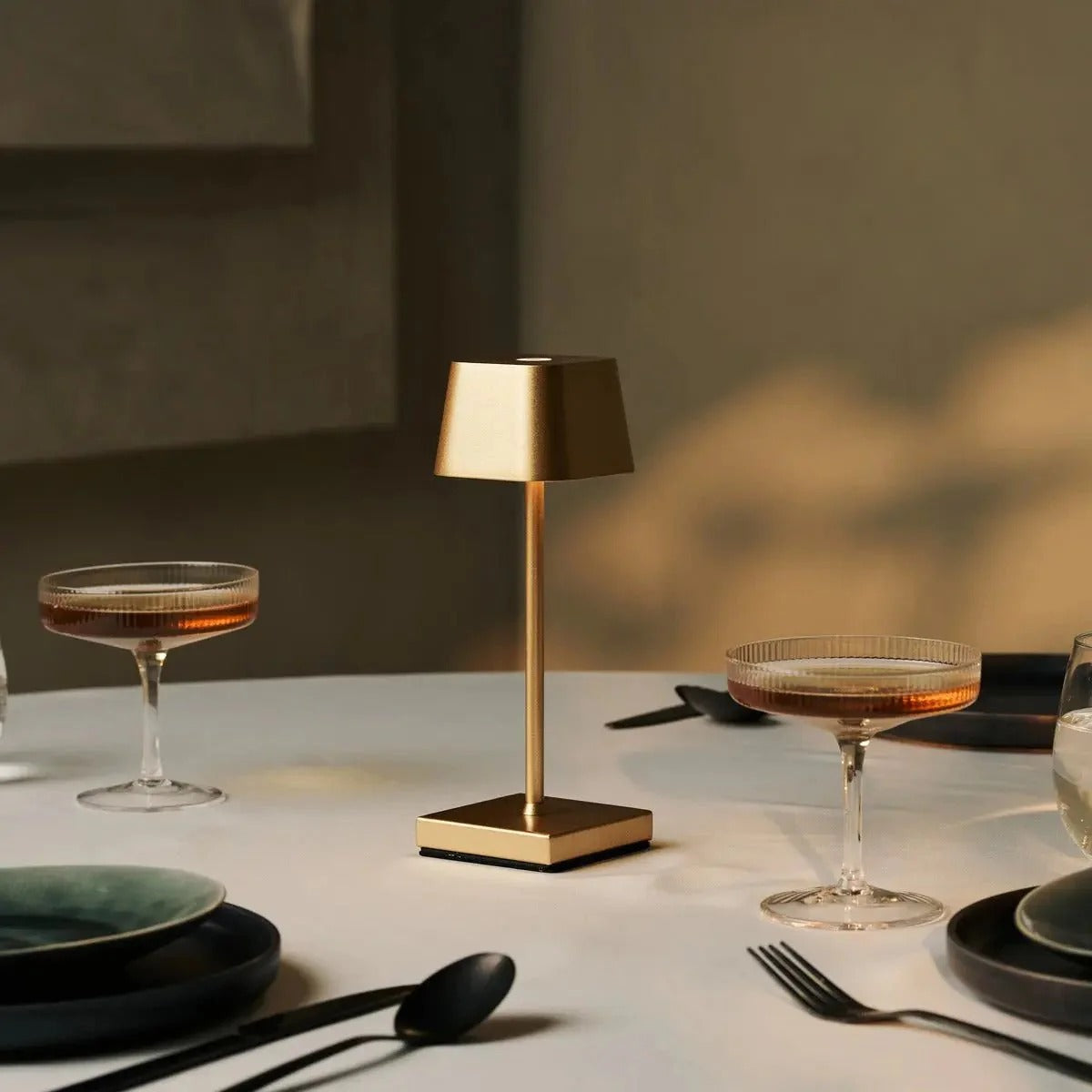 Wireless Table Lamp With Adjustable Dimming And Rechargeable Battery